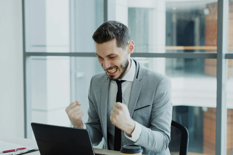 Zaměstnavatelé dál chtějí nabírat, výrazně víc jich plánuje růst mezd Zaměstnavatelé dál chtějí nabírat, výrazně víc jich plánuje růst mezd