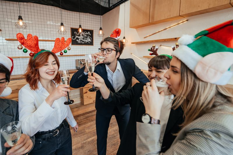 Na konci roku čeká zaměstnance vánoční večírek, někde i zvyšování výplat Na konci roku čeká zaměstnance vánoční večírek, někde i zvyšování výplat