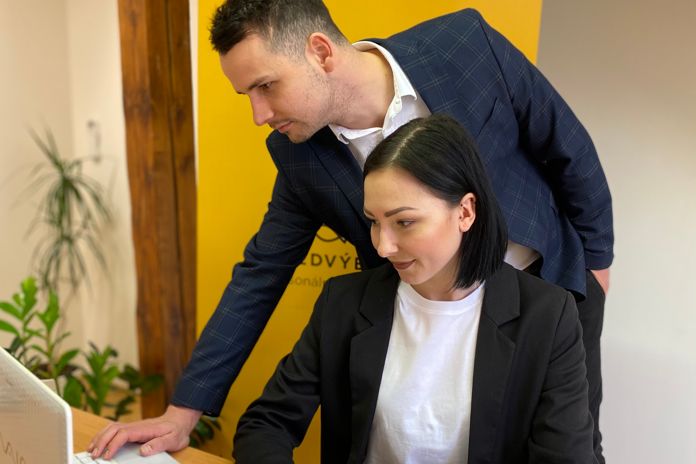 Na online pohovor se připravte stejně jako na živý. Poradíme vám pár triků navíc Na online pohovor se připravte stejně jako na živý. Poradíme vám pár triků navíc