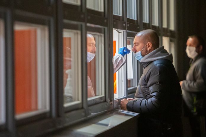 Zaměstnavatelé testování proti kovidu zvládají, kritizují vládní chaos a nesouhlasí s uzavřením podniků na Velikonoce Zaměstnavatelé testování proti kovidu zvládají, kritizují vládní chaos a nesouhlasí s uzavřením podniků na Velikonoce