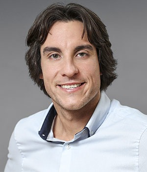 Andres Poveda, Obchodní konzultant 